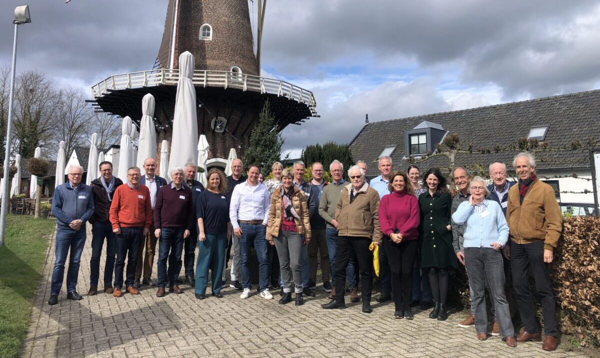 Groepsfoto waar onder andere vertegenwoordigers van Publiek Ontwikkelbedrijf en de Lokale Energiecoöperaties op staan.